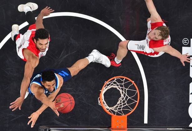 BAMBERG 14.02.2021 --- Basketball ---- easycredit 1. Basketball Bundesliga ---- 19. Spieltag: Brose Bamberg vs Alba Berlin --- Maodo Lo (0, Alba Berlin) wirft gegen Kenneth Ogbe (links, Brose Bamberg) und Christian Sengfelder (rechts, Brose Bamberg) --- Foto: Hans-Martin Issler isslerimages ---- Brose Bamberg vs Alba Berlin