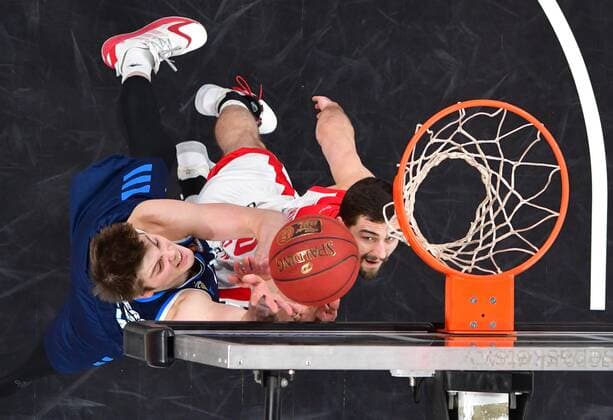 BAMBERG 14.02.2021 --- Basketball ---- easycredit 1. Basketball Bundesliga ---- 19. Spieltag: Brose Bamberg vs Alba Berlin --- Ben Lammers (50, Alba Berlin) wirft gegen David Kravish (45, Brose Bamberg) --- Foto: Hans-Martin Issler isslerimages ---- Brose Bamberg vs Alba Berlin