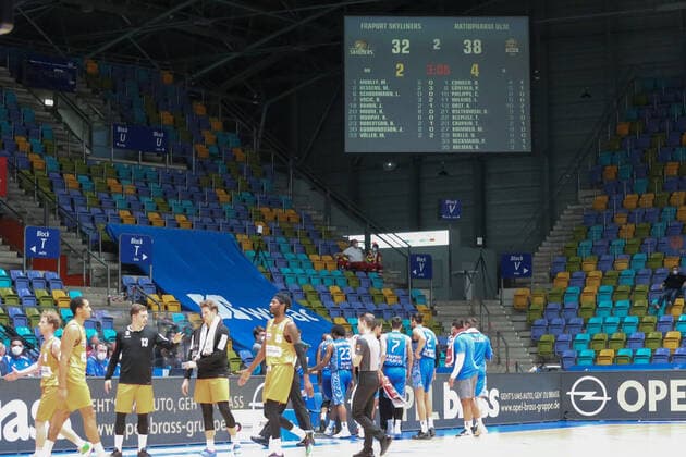 Basketball Bundesliga,Fraport Skyliners - ratiopharm Ulm,2021.02.14,GER, im Spielstand, Halle ,Eibner-Pressefoto Uli Scherbaum Fraport Skyliners - ratiopharm Ulm Frankfurt Copyright: xEibner-Pressefoto UlrichxScherbaumx EP_usm