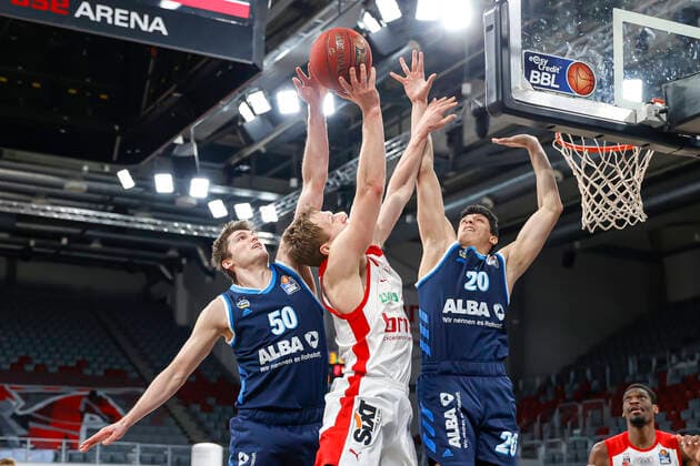 linsk Ben Lammers (Alba Berlin, 50) blockz Mitte Christian Sengfelder (Brose Bamberg, 43) rechts Simone Fontecchio (Alba Berlin, 20) Brose Bamberg - Alba Berlin - easyCredit-BBL - Basketball Bundesliga - Basketball Saison 2020 21 - 19. Spieltag, 14.02.2021 Bamberg, Brose Arena ASV-Autoren-Nummer: 4026335 Copyright: DanielxLöb