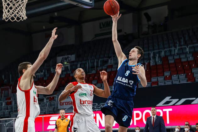 rechts Marcus Eriksson (Alba Berlin, 08) Mitte Devon Hall (Brose Bamberg, 22) öinks David Kravish (Brose Bamberg, 45) Brose Bamberg - Alba Berlin - easyCredit-BBL - Basketball Bundesliga - Basketball Saison 2020 21 - 19. Spieltag, 14.02.2021 Bamberg, Brose Arena ASV-Autoren-Nummer: 4026335 Copyright: DanielxLöb
