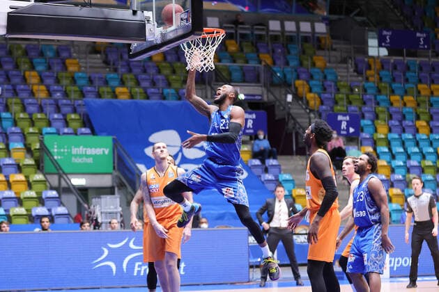 Fraport Skyliners - ratiopharm Ulm, easyCredit BBL Kamari Murphy (Fraport Skyliners, 21) steigt hoch zum Korb. Basketball-Spiel der easyCredit BBL zwischen den Fraport Skyliners und ratiopharm Ulm am 14. Februar 2021 in der Fraport-Arena in Frankfurt am Main., Frankfurt am Main Hessen Deutschland Fraport-Arena
