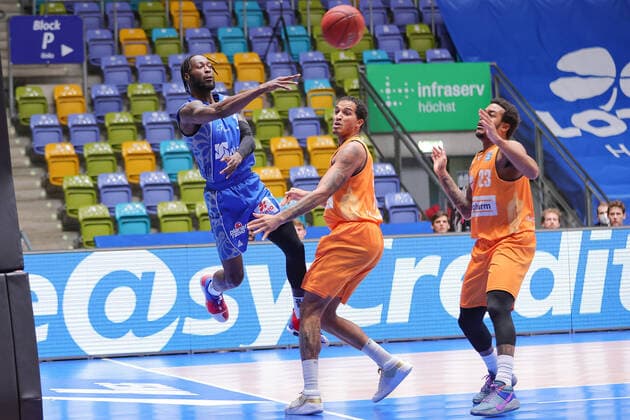 Fraport Skyliners - ratiopharm Ulm, easyCredit BBL Matt Mobley (Fraport Skyliners, 1) passt zu einem Mitspieler an der Seitenlinie, vorbei an Isaiah Wilkins (Ulm, 11) und Troy Caupain (Ulm, 23). Basketball-Spiel der easyCredit BBL zwischen den Fraport Skyliners und ratiopharm Ulm am 14. Februar 2021 in der Fraport-Arena in Frankfurt am Main., Frankfurt am Main Hessen Deutschland Fraport-Arena