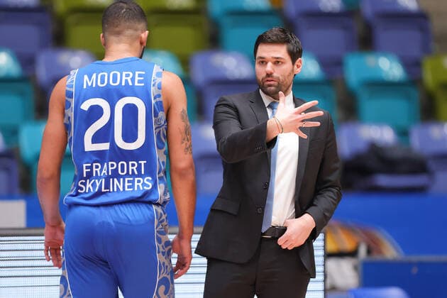 Fraport Skyliners - ratiopharm Ulm, easyCredit BBL Trainer Sebastian Gleim (Fraport Skyliners) und Rasheed Moore (Fraport Skyliners, 20). Basketball-Spiel der easyCredit BBL zwischen den Fraport Skyliners und ratiopharm Ulm am 14. Februar 2021 in der Fraport-Arena in Frankfurt am Main., Frankfurt am Main Hessen Deutschland Fraport-Arena