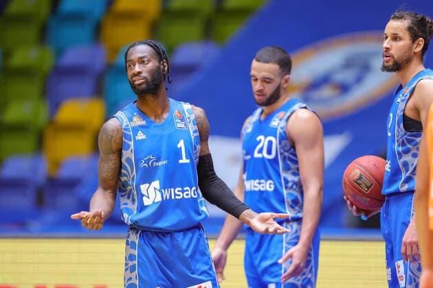 Fraport Skyliners - ratiopharm Ulm, easyCredit BBL Finstere Minen bei Matt Mobley (Fraport Skyliners, 1), Rasheed Moore (Fraport Skyliners, 20) und Michael Kessens (Fraport Skyliners, 2). Basketball-Spiel der easyCredit BBL zwischen den Fraport Skyliners und ratiopharm Ulm am 14. Februar 2021 in der Fraport-Arena in Frankfurt am Main., Frankfurt am Main Hessen Deutschland Fraport-Arena