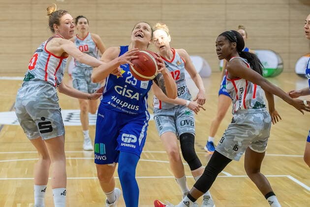 Klaudia Grudzien (23, GISA Lions SV Halle) setzt sich durch GISA Lions SV Halle vs. TSV 1880 Wasserburg Basketball - 1. Bundesliga - ERDGAS Sportarena Halle (Saale) 14.02.2021 Foto: Holger John Sachsen-Anhalt Deutschland ERDGAS Sportarena Halle Saale