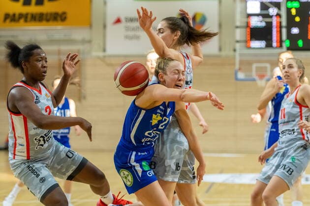 Darien Huff (02, GISA Lions SV Halle) wird geblockt GISA Lions SV Halle vs. TSV 1880 Wasserburg Basketball - 1. Bundesliga - ERDGAS Sportarena Halle (Saale) 14.02.2021 Foto: Holger John Sachsen-Anhalt Deutschland ERDGAS Sportarena Halle Saale