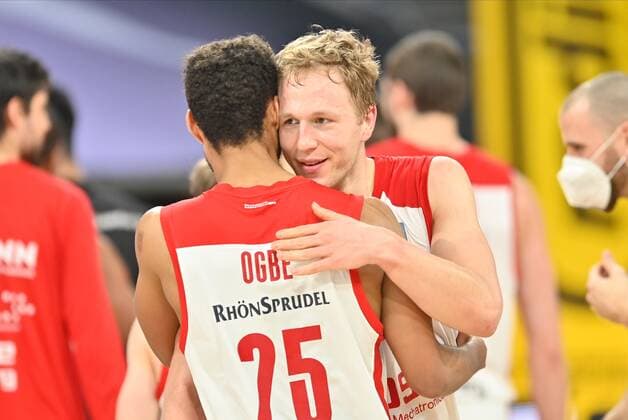BAMBERG 14.02.2021 --- Basketball ---- easycredit 1. Basketball Bundesliga ---- 19. Spieltag: Brose Bamberg vs Alba Berlin --- Christian Sengfelder (43, Brose Bamberg) und Kenneth Ogbe (25, Brose Bamberg) umarmen sich nach dem 76:67 Sieg gegen Alba Berlin --- Foto: Hans-Martin Issler isslerimages ---- Brose Bamberg vs Alba Berlin