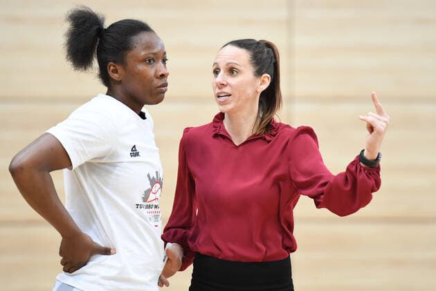 Halle, Deutschland 14. Februar 2021: 1.BBL - Damen - 2020 2021 - Gisa Lions SV Halle vs. TSV Wasserburg v.li. Kelly La Nette Moten (Wasserburg) und Trainerin Sidney Marie Parsons (Wasserburg) Erdgas Sportarena Sachsen Anhalt Copyright: xFotostandx xxBallaschx