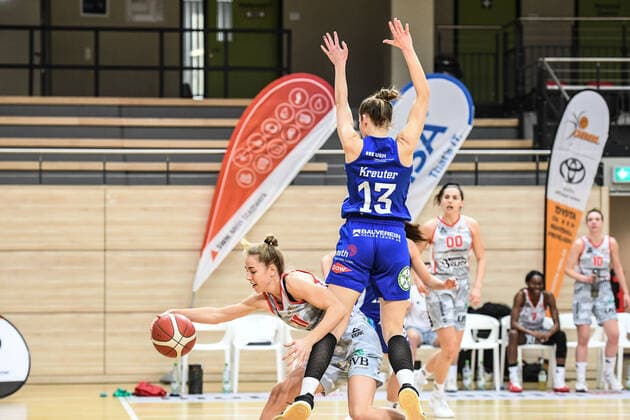 Halle, Deutschland 14. Februar 2021: 1.BBL - Damen - 2020 2021 - Gisa Lions SV Halle vs. TSV Wasserburg v. li. im Zweikampf Sophie Marie Perner (Wasserburg) und Charlotte Kreuter (Halle) Erdgas Sportarena Sachsen Anhalt Copyright: xFotostandx xxBallaschx