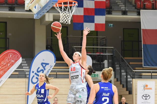 Halle, Deutschland 14. Februar 2021: 1.BBL - Damen - 2020 2021 - Gisa Lions SV Halle vs. TSV Wasserburg v.li. Laura Schinkel (Halle), Anne Zipser (Wasserburg) und Darien Huff (Halle) Erdgas Sportarena Sachsen Anhalt Copyright: xFotostandx xxBallaschx