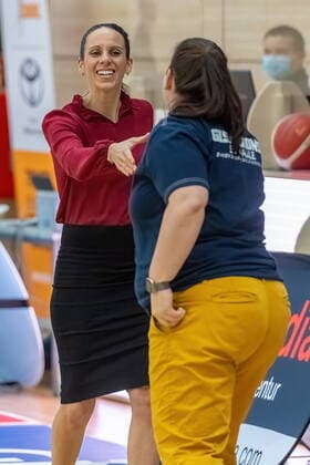 Sidney Marie Parsons (Head-Coach, Wasserburg) begrüßt Sandra Rosanke (Head Coach, GISA Lions SV Halle) GISA Lions SV Halle vs. TSV 1880 Wasserburg Basketball - 1. Bundesliga - ERDGAS Sportarena Halle (Saale) 14.02.2021 Foto: Holger John Sachsen-Anhalt Deutschland ERDGAS Sportarena Halle Saale