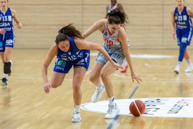 Barbora Kasparkowa (10, GISA Lions SV Halle) gegen Margaret Emily Mulligan (Wasserburg) GISA Lions SV Halle vs. TSV 1880 Wasserburg Basketball - 1. Bundesliga - ERDGAS Sportarena Halle (Saale) 14.02.2021 Foto: Holger John Sachsen-Anhalt Deutschland ERDGAS Sportarena Halle Saale