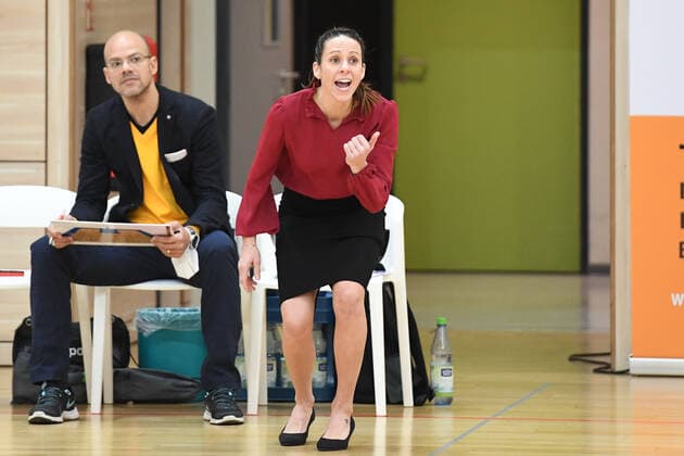 Sport Bilder des Tages Halle, Deutschland 14. Februar 2021: 1.BBL - Damen - 2020 2021 - Gisa Lions SV Halle vs. TSV Wasserburg Trainerin Sidney Marie Parsons (Wasserburg) Erdgas Sportarena Sachsen Anhalt Copyright: xFotostandx xxBallaschx