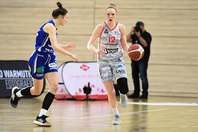 Halle, Deutschland 14. Februar 2021: 1.BBL - Damen - 2020 2021 - Gisa Lions SV Halle vs. TSV Wasserburg v.li. Charlotte Kreuter (Halle) und Laura Hebecker (Wasserburg) Erdgas Sportarena Sachsen Anhalt Copyright: xFotostandx xxBallaschx