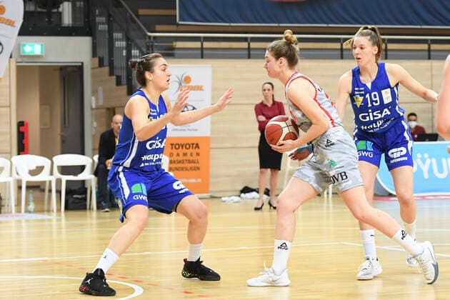 Halle, Deutschland 14. Februar 2021: 1.BBL - Damen - 2020 2021 - Gisa Lions SV Halle vs. TSV Wasserburg v. li. im Zweikampf Styliani Fouraki Halle) und Elisa Hebecker (Wasserburg) Erdgas Sportarena Sachsen Anhalt Copyright: xFotostandx xxBallaschx