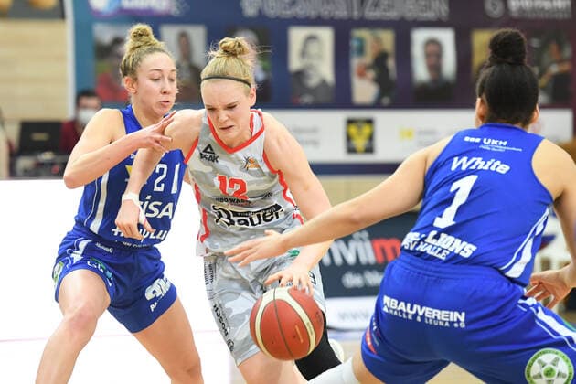 Halle, Deutschland 14. Februar 2021: 1.BBL - Damen - 2020 2021 - Gisa Lions SV Halle vs. TSV Wasserburg v. li. im Zweikampf Darien Huff (Halle), Laura Hebecker (Wasserburg) und Candice White (Halle) Erdgas Sportarena Sachsen Anhalt Copyright: xFotostandx xxBallaschx
