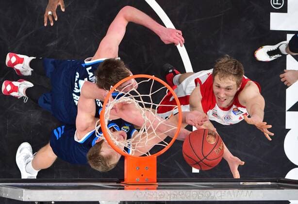 BAMBERG 14.02.2021 --- Basketball ---- easycredit 1. Basketball Bundesliga ---- 19. Spieltag: Brose Bamberg vs Alba Berlin --- Christian Sengfelder (43, Brose Bamberg) wirft gegen Luke Sikma (43, Alba Berlin) und Ben Lammers (50, Alba Berlin) --- Foto: Hans-Martin Issler isslerimages ---- Brose Bamberg vs Alba Berlin