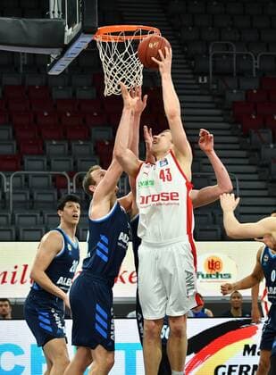 BAMBERG 14.02.2021 --- Basketball ---- easycredit 1. Basketball Bundesliga ---- 19. Spieltag: Brose Bamberg vs Alba Berlin --- Christian Sengfelder (43, Brose Bamberg) wirft gegen Luke Sikma (43, Alba Berlin) --- Foto: Hans-Martin Issler isslerimages ---- Brose Bamberg vs Alba Berlin