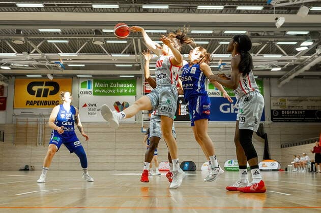 Barbora Kasparkowa (10, GISA Lions SV Halle) gegen Margaret Emily Mulligan (Wasserburg) GISA Lions SV Halle vs. TSV 1880 Wasserburg Basketball - 1. Bundesliga - ERDGAS Sportarena Halle (Saale) 14.02.2021 Foto: Holger John Sachsen-Anhalt Deutschland ERDGAS Sportarena Halle Saale