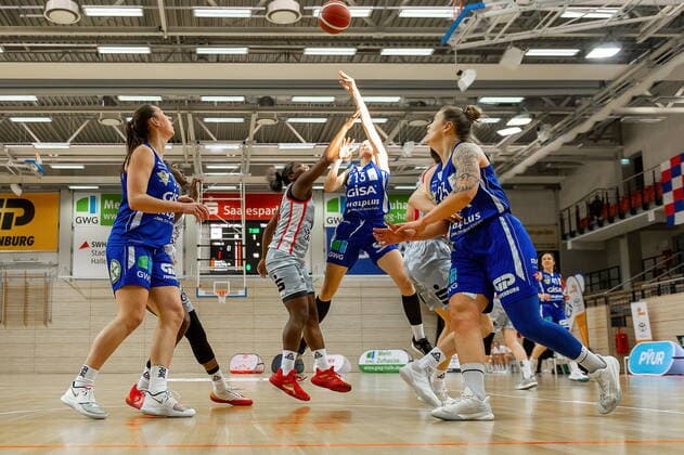 Styliani (Stella) Fouraki (15, GISA Lions SV Halle) gewinnt unterm Korb GISA Lions SV Halle vs. TSV 1880 Wasserburg Basketball - 1. Bundesliga - ERDGAS Sportarena Halle (Saale) 14.02.2021 Foto: Holger John Sachsen-Anhalt Deutschland ERDGAS Sportarena Halle Saale