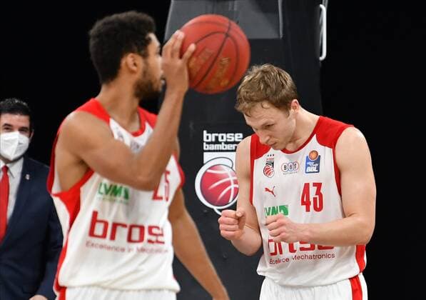 Sport Bilder des Tages BAMBERG 14.02.2021 --- Basketball ---- easycredit 1. Basketball Bundesliga ---- 19. Spieltag: Brose Bamberg vs Alba Berlin --- Christian Sengfelder (43, Brose Bamberg) ballt Fäuste nach 76:67 Sieg gegen Alba Berlin --- Foto: Hans-Martin Issler isslerimages ---- Brose Bamberg vs Alba Berlin