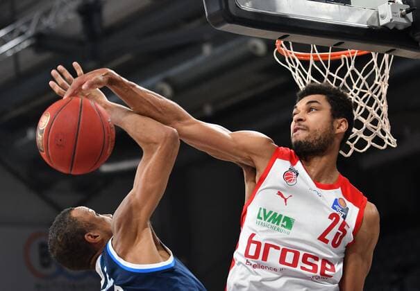 BAMBERG 14.02.2021 --- Basketball ---- easycredit 1. Basketball Bundesliga ---- 19. Spieltag: Brose Bamberg vs Alba Berlin --- Kenneth Ogbe (25, Brose Bamberg) blockt Wurf von Louis Olinde (19, Alba Berlin) --- Foto: Hans-Martin Issler isslerimages ---- Brose Bamberg vs Alba Berlin