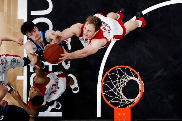Rebound Christian Sengfelder (Brose Bamberg, 43) links oben Simone Fontecchio (Alba Berlin, 20) links unten Devon Hall (Brose Bamberg, 22) Brose Bamberg - Alba Berlin - easyCredit-BBL - Basketball Bundesliga - Basketball Saison 2020 21 - 19. Spieltag, 14.02.2021 Bamberg, Brose Arena ASV-Autoren-Nummer: 4026335 Copyright: DanielxLöb