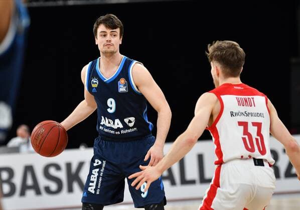 BAMBERG 14.02.2021 --- Basketball ---- easycredit 1. Basketball Bundesliga ---- 19. Spieltag: Brose Bamberg vs Alba Berlin --- Jonas Mattisseck (9, Alba Berlin) gegen Bennet Hundt (33, Brose Bamberg) --- Foto: Hans-Martin Issler isslerimages ---- Brose Bamberg vs Alba Berlin