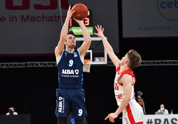 BAMBERG 14.02.2021 --- Basketball ---- easycredit 1. Basketball Bundesliga ---- 19. Spieltag: Brose Bamberg vs Alba Berlin --- Jonas Mattisseck (9, Alba Berlin) wirft gegen Bennet Hundt (33, Brose Bamberg) --- Foto: Hans-Martin Issler isslerimages ---- Brose Bamberg vs Alba Berlin