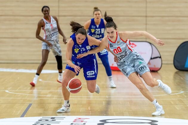 Barbora Kasparkowa (10, GISA Lions SV Halle) gegen Margaret Emily Mulligan (Wasserburg) GISA Lions SV Halle vs. TSV 1880 Wasserburg Basketball - 1. Bundesliga - ERDGAS Sportarena Halle (Saale) 14.02.2021 Foto: Holger John Sachsen-Anhalt Deutschland ERDGAS Sportarena Halle Saale