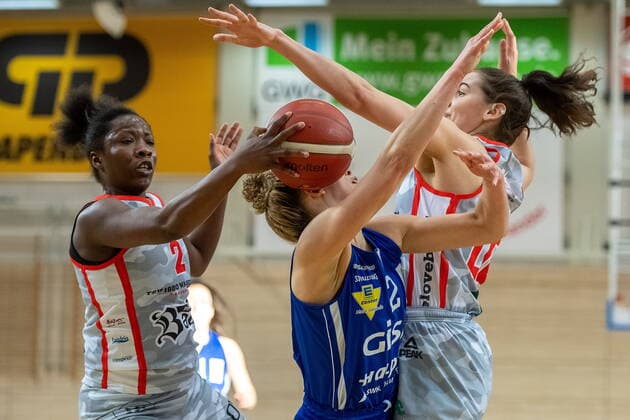 Darien Huff (02, GISA Lions SV Halle) gegen Kelly Moten (Wasserburg) und Margaret Emily Mulligan (Wasserburg) GISA Lions SV Halle vs. TSV 1880 Wasserburg Basketball - 1. Bundesliga - ERDGAS Sportarena Halle (Saale) 14.02.2021 Foto: Holger John Sachsen-Anhalt Deutschland ERDGAS Sportarena Halle Saale