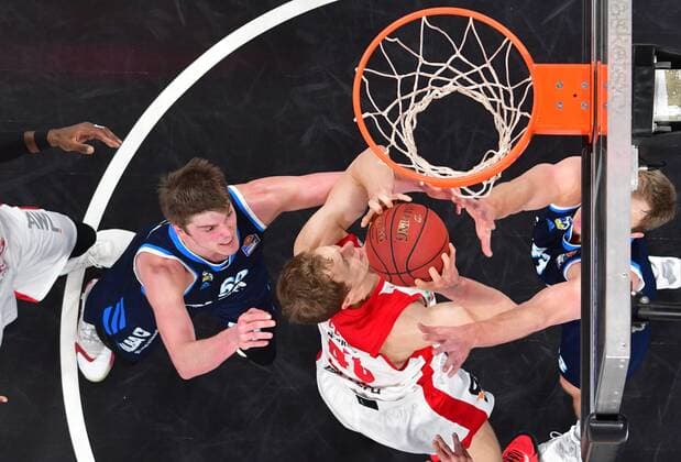 BAMBERG 14.02.2021 --- Basketball ---- easycredit 1. Basketball Bundesliga ---- 19. Spieltag: Brose Bamberg vs Alba Berlin --- Christian Sengfelder (43, Brose Bamberg) wirft gegen Ben Lammers (links, Alba Berlin) und Luke Sikma (rechts, Alba Berlin) --- Foto: Hans-Martin Issler isslerimages ---- Brose Bamberg vs Alba Berlin