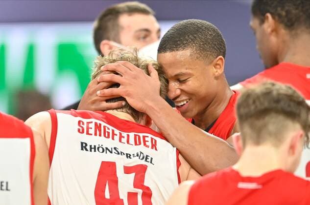 BAMBERG 14.02.2021 --- Basketball ---- easycredit 1. Basketball Bundesliga ---- 19. Spieltag: Brose Bamberg vs Alba Berlin --- Christian Sengfelder (43, Brose Bamberg) wird von Devon Hall (22, Brose Bamberg) zu seiner starken Leistung beglückwünscht nach dem 76:67 Sieg gegen Alba Berlin --- Foto: Hans-Martin Issler isslerimages ---- Brose Bamberg vs Alba Berlin