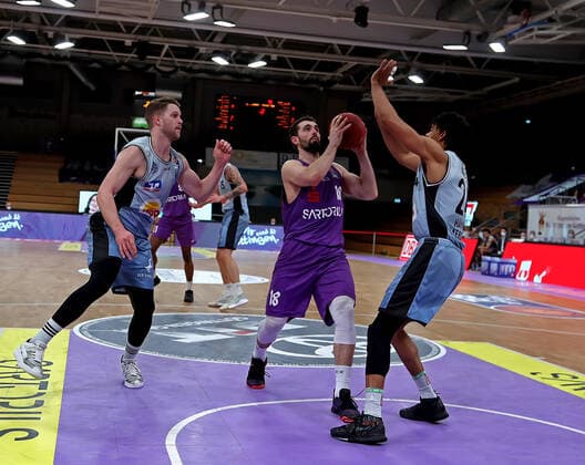 GSD zje123 Saison 2020 21 Easy credit Basketball Bundesliga BG Göttingen - Hakro Merlins Crailsheim Göttingens Harper Kamp (am Ball) gegen Crailsheims Dejan Kovacevic