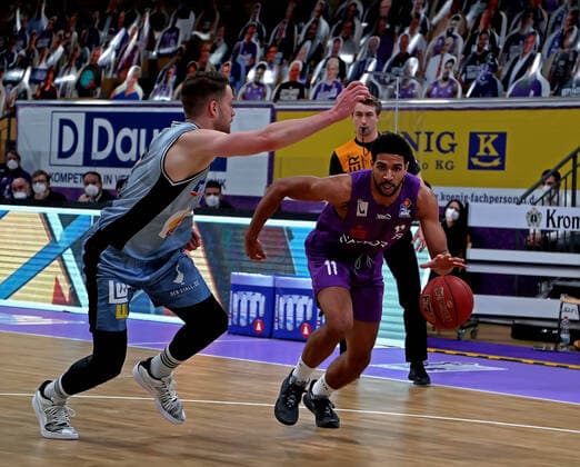 GSD zje123 Saison 2020 21 Easy credit Basketball Bundesliga BG Göttingen - Hakro Merlins Crailsheim Göttingens Marvin Omuvwie (am Ball) gegen Crailsheims Fabian Bleck