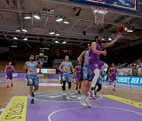 GSD zje123 Saison 2020 21 Easy credit Basketball Bundesliga BG Göttingen - Hakro Merlins Crailsheim Göttingens Luke Nelson (am Ball) gegen Crailsheims Bogdan Radsavljevic