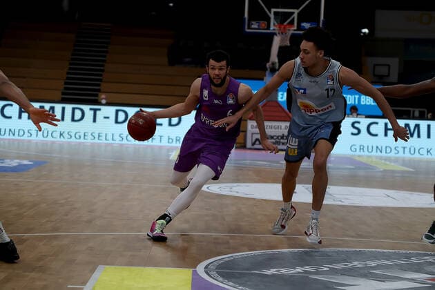 GSD zje123 Saison 2020 21 Easy credit Basketball Bundesliga BG Göttingen - Hakro Merlins Crailsheim Göttingens Luke Nelson (am Ball) gegen Crailsheims Jamuni McNeace