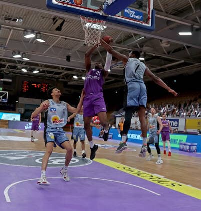 GSD zje123 Saison 2020 21 Easy credit Basketball Bundesliga BG Göttingen - Hakro Merlins Crailsheim Göttingens Tai Odiase (am Ball) gegen Crailsheims Jamuni McNeace (links) und Haywood Highsmith