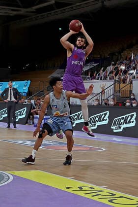 GSD zje123 Saison 2020 21 Easy credit Basketball Bundesliga BG Göttingen - Hakro Merlins Crailsheim Göttingens Luke Nelson (am Ball) gegen Crailsheims Trae Bell-Haynes