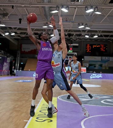 GSD zje123 Saison 2020 21 Easy credit Basketball Bundesliga BG Göttingen - Hakro Merlins Crailsheim Göttingens Tai Odiase (am Ball) gegen Crailsheims Jamuni McNeace