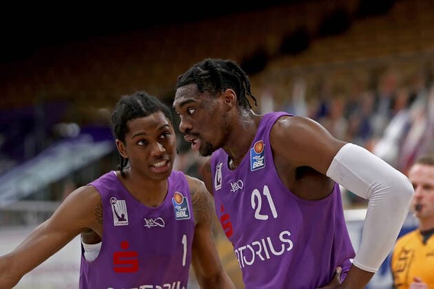 GSD zje123 Saison 2020 21 Easy credit Basketball Bundesliga BG Göttingen - Hakro Merlins Crailsheim Göttingens Tai Odiase (rechts) mit Deishuan Booker
