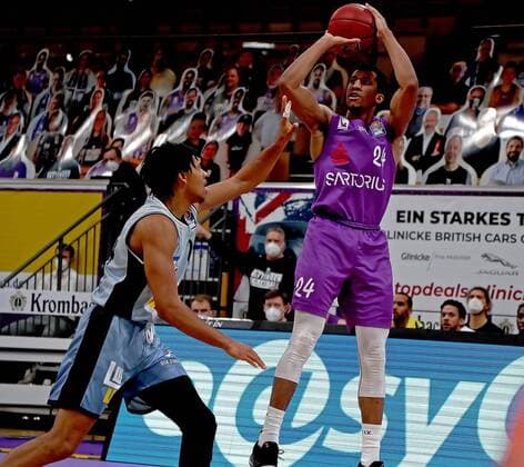 GSD zje123 Saison 2020 21 Easy credit Basketball Bundesliga BG Göttingen - Hakro Merlins Crailsheim Göttingens Aubrey Dawkins (am Ball) gegen Crailsheims Jeremy Jones