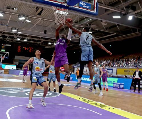 GSD zje123 Saison 2020 21 Easy credit Basketball Bundesliga BG Göttingen - Hakro Merlins Crailsheim Göttingens Tai Odiase (am Ball) gegen Crailsheims Jamuni McNeace (links) und Haywood Highsmith