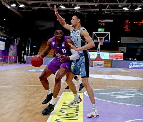 GSD zje123 Saison 2020 21 Easy credit Basketball Bundesliga BG Göttingen - Hakro Merlins Crailsheim Göttingens Tai Odiase (am Ball) gegen Crailsheims Jamuni McNeace
