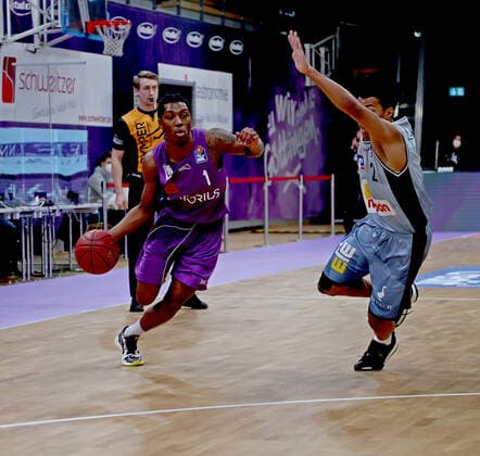 GSD zje123 Saison 2020 21 Easy credit Basketball Bundesliga BG Göttingen - Hakro Merlins Crailsheim Göttingens Deishuan Booker (am Ball) gegen Crailsheims Trae Bell-Haynes