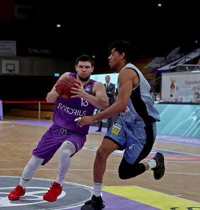 GSD zje123 Saison 2020 21 Easy credit Basketball Bundesliga BG Göttingen - Hakro Merlins Crailsheim Göttingens Rihards Lomazs (am Ball) gegen Crailsheims Jamuni McNeace