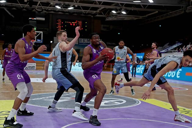 GSD zje123 Saison 2020 21 Easy credit Basketball Bundesliga BG Göttingen - Hakro Merlins Crailsheim Göttingens Tai Odiase (am Ball) gegen Crailsheims Fabian Bleck(links)