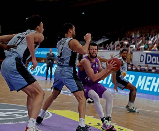 GSD zje123 Saison 2020 21 Easy credit Basketball Bundesliga BG Göttingen - Hakro Merlins Crailsheim Göttingens Luke Nelson (am Ball) gegen Crailsheims Elias Lasisi