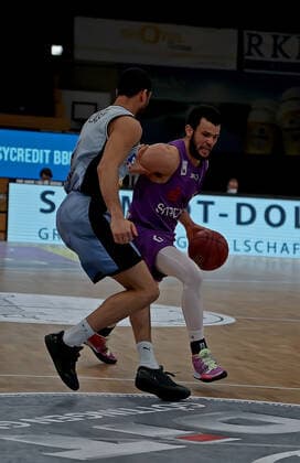 GSD zje123 Saison 2020 21 Easy credit Basketball Bundesliga BG Göttingen - Hakro Merlins Crailsheim Göttingens Luke Nelson (am Ball) gegen Crailsheims Elias Lasisi